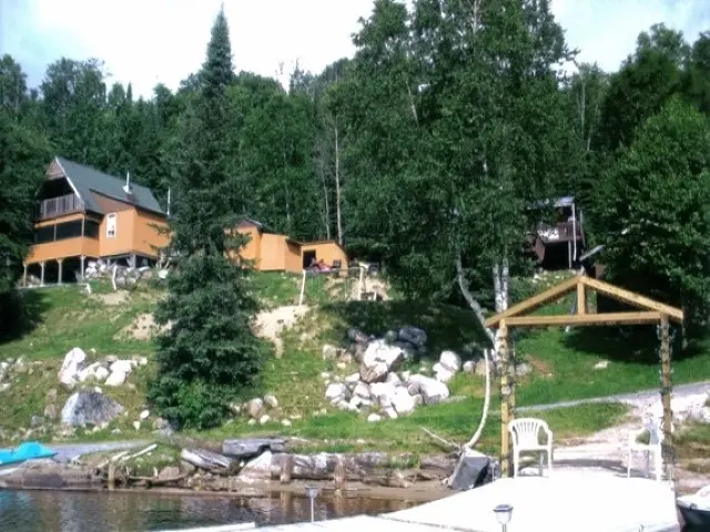 Green Wilderness Lodge buildings beside Lake Mattagami